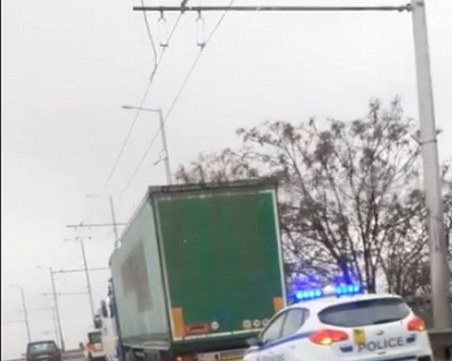 Катастрофа между автобус и камион на надлез 