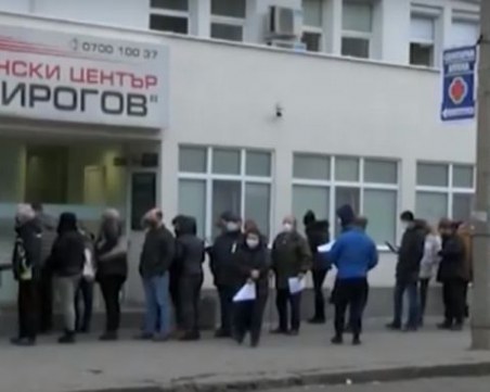 Опашки за ваксини се извиха в София