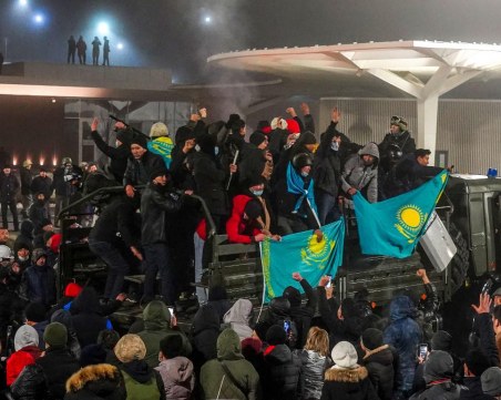 САЩ изтегля служителите си от Казахстан, Германия спря износа на оръжия