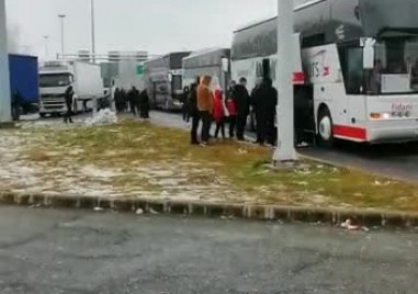 Голяма опашка от автобуси има на сръбско унгарската граница съобщи Нова тв Наши сънародници