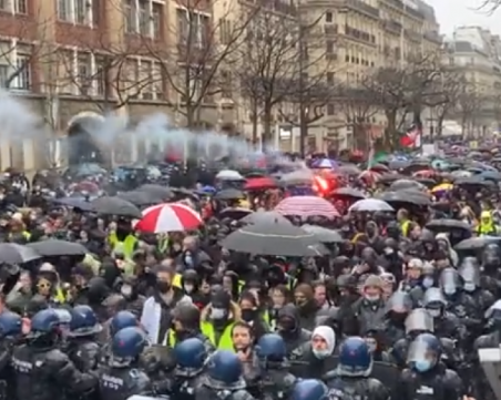 Хиляди излязоха на протест в цяла Франция, заради политиката на ваксинация и думите на Макрон
