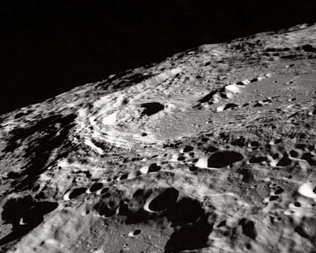 Китайски учени откриха малко вода на Луната