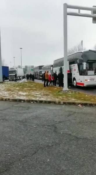 Голяма опашка от автобуси има на сръбско-унгарската граница, съобщи Нова