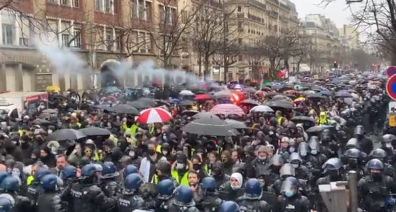 Хиляди излязоха на протест в цяла Франция, заради политиката на ваксинация и думите на Макрон