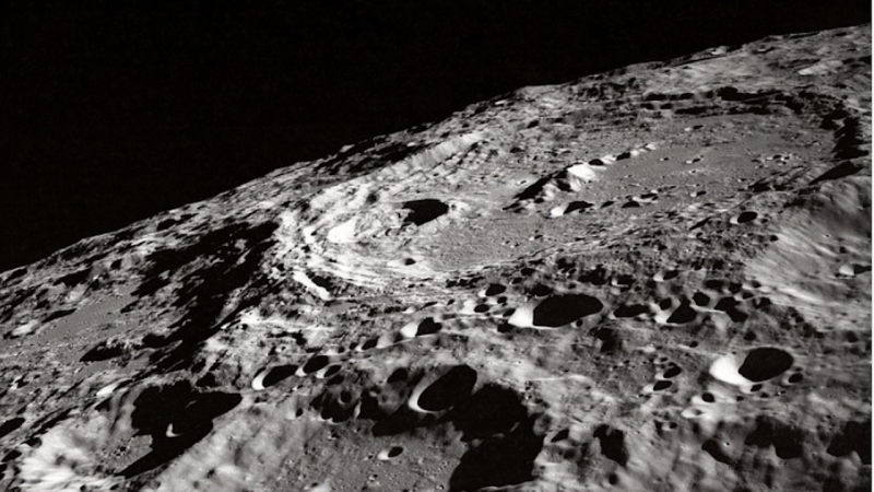 Китайски учени откриха малко вода на Луната