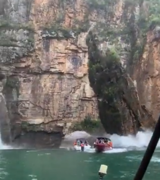 Скала падна върху лодки с туристи в Бразилия, най-малко седем загинаха