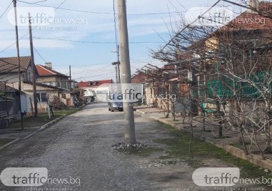 Електрически стълб регулира движението на малка уличка в пловдивското село