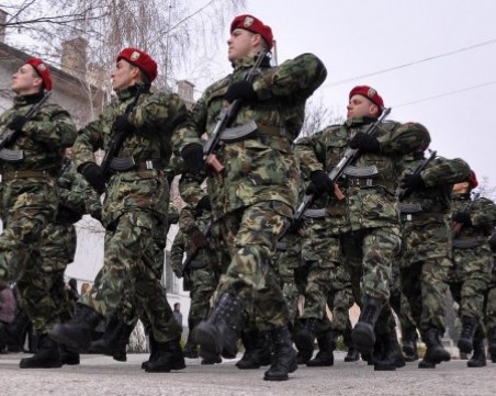 По 1100 лв. заплата ще вземат приетите в доброволната казарма