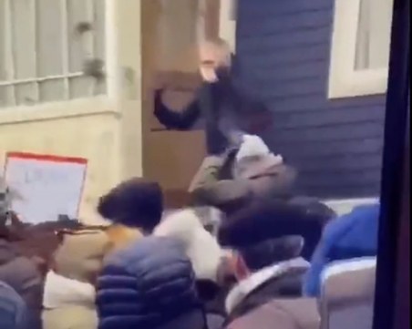 Протестиращи срещу COVID пропуска нападнаха френски политик