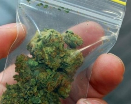 Ученик с домашен арест за държане и разпространение на наркотици