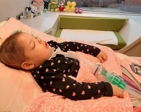4-годишната Виолета, която е с мозъчен тумор, продължава терапията! Отново се нуждае от помощта ни
