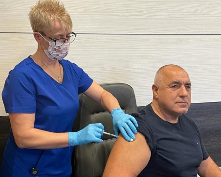 Борисов: Не съм в карантина, сложих си бустер