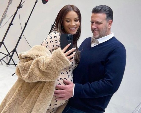 Емилия показа наедрялото си коремче в кадър със съпруга й