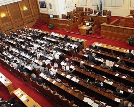 Кой ще заеме мястото на карантинираните политици?