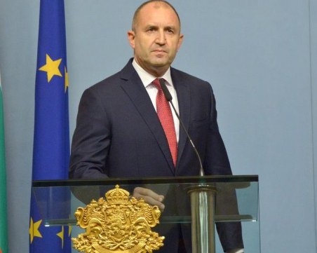 Радев и екипът му се изолираха