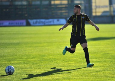 Ботев Пловдив се раздели с футболиста Мите Цикарски Двете страни прекратиха