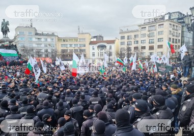 Четирима полицаи са пострадали при опита за нахлуване в Парламента
