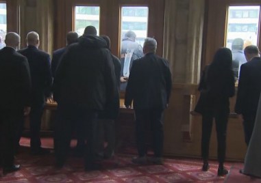 Десетки депутати и служители на Парламента останаха блокирани в сградата