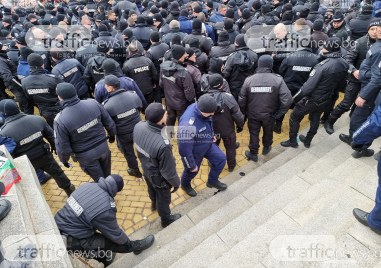 Осем полицаи пострадаха при протеста пред парламента в София От