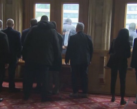 Депутати и служители в парламента останаха блокирани заради протеста на 