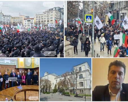 ОБЗОР: Протест срещу зелените сертификати в столицата, бум на COVID в местната власт