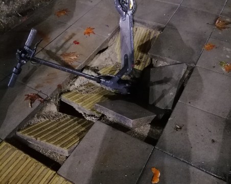 Оперират мъжа, пропаднал с тротинетка в дупка в Пловдив