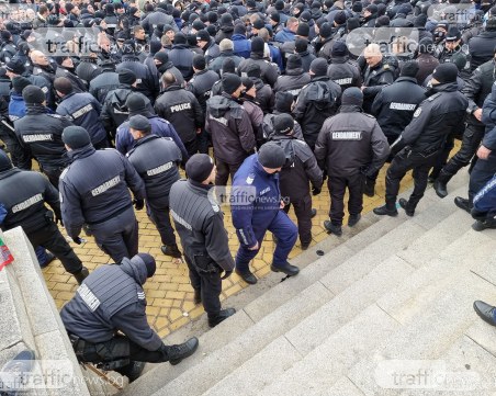 Още четирима полицаи пострадаха при протеста в София