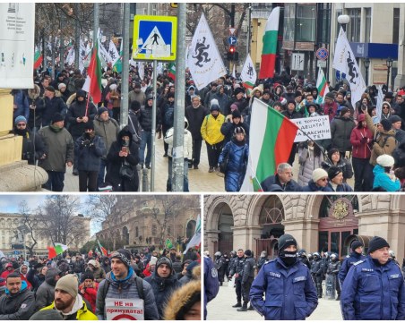 Полицаи свалиха шлемове и щитове в знак на солидарност към протестиращите