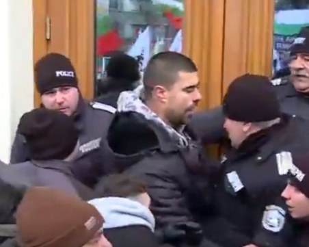 Сблъсъци: Протестиращи опитват да нахлуят в Парламента, има пострадали полицаи