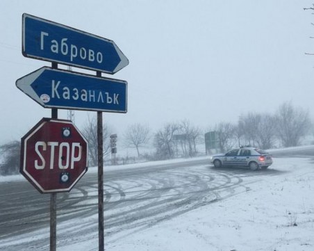Цяла нощ машини са чистили прохода Шипка! Пътят е проходим, но заледен