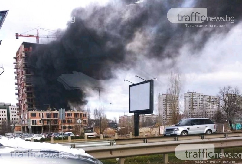 Голям пожар в София, гори новострояща се сграда