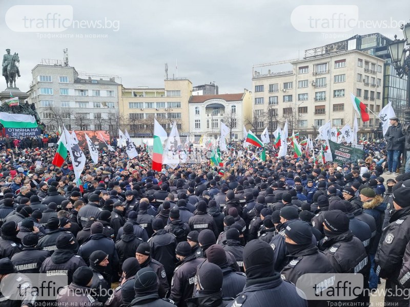 Мъже на 32 и 53 години са арестуваните на протеста днес, имали оръжие и боеприпаси