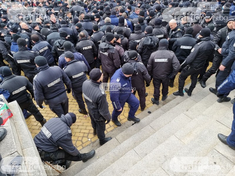 Още четирима полицаи пострадаха при протеста в София