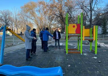 Изцяло обновени са две от детските площадки в район Западен