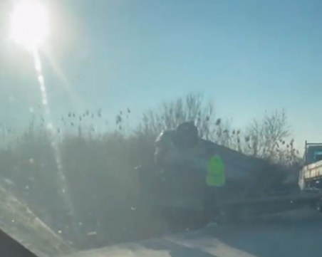 Кола е по таван на Пещерско шосе, полиция и линейка са на място