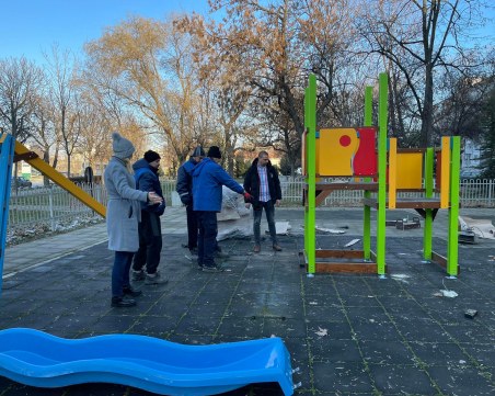 Обновиха две детски площадки в Западен