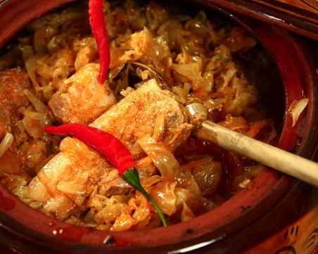 Рецепта за свинско, дроб, сланина и кисело зеле на сач