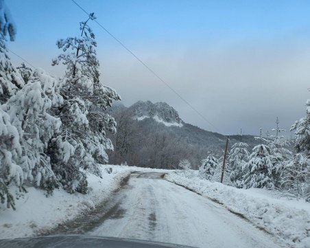 Снегорини почистиха и опесъчиха пътя към Белинташ