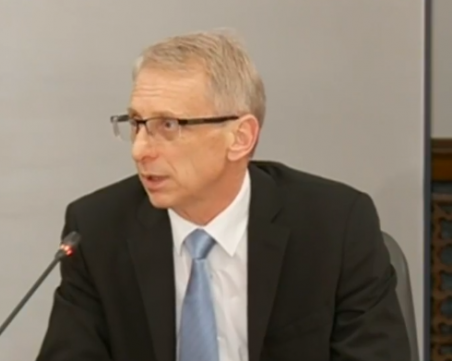 Учениците остават присъствено, следят детските легла в болниците за преминаване онлайн