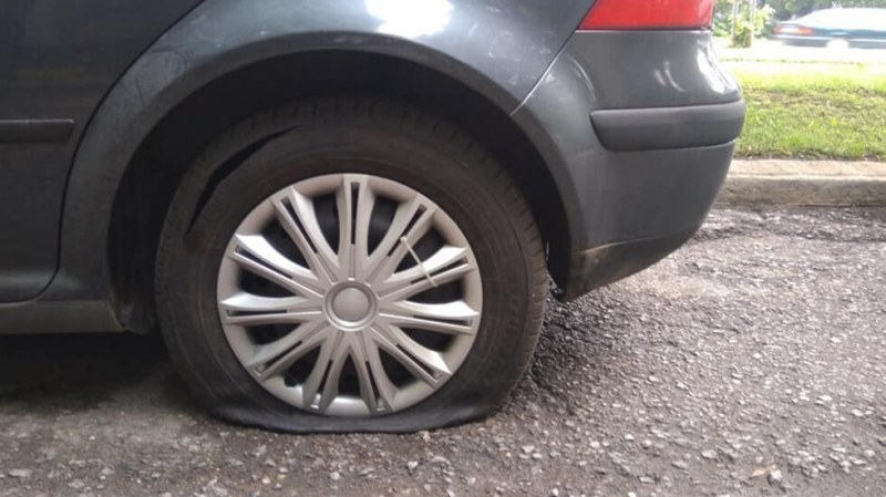 50-годишен наряза гумите на паркиран автомобил, полицията го издири след три месеца