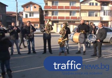 Още от снощи ромите в Пловдив празнуват ядат и