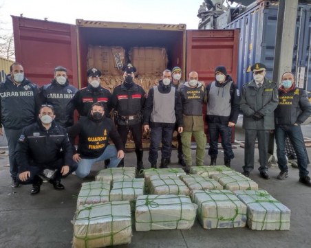 Откриха кокаин за милиони в контейнер с хартиени отпадъци в Италия
