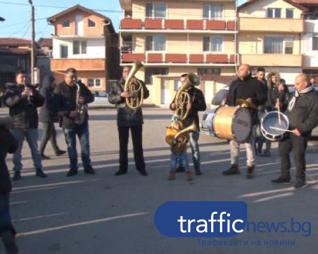 Ромите в Пловдив празнуват по домовете си, от снощи ядат и пият за новата година
