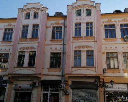 Собственици на къща-бижу в центъра на Пловдив ще трябва да премахнат новата си фасада