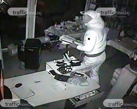 Удариха автосалон край Пловдив! Крадец задигна регистрациите на над 15 коли, камера обаче улови лицето му