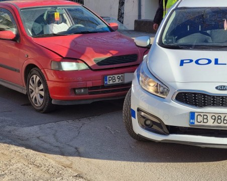 Пиян пловдивчанин се вряза в патрулка в Казанлък
