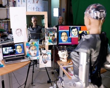 Робот аватар замества болно момче в класната стая в Берлин