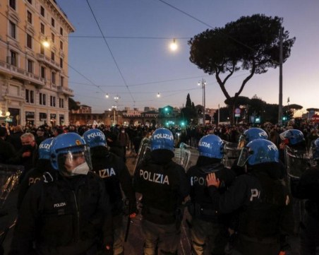 Сблъсъци с полицията при антиваксърски митинг в Италия