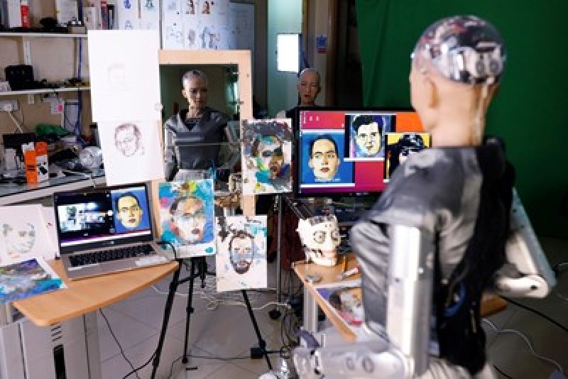 Робот аватар замества болно момче в класната стая в Берлин