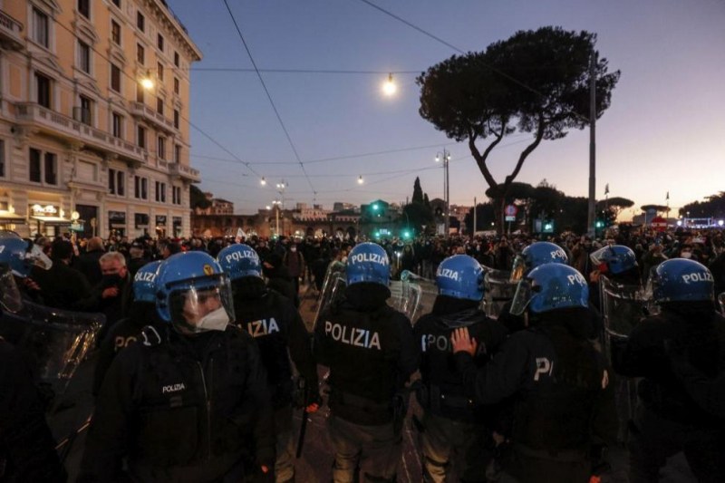 Сблъсъци с полицията при антиваксърски митинг в Италия